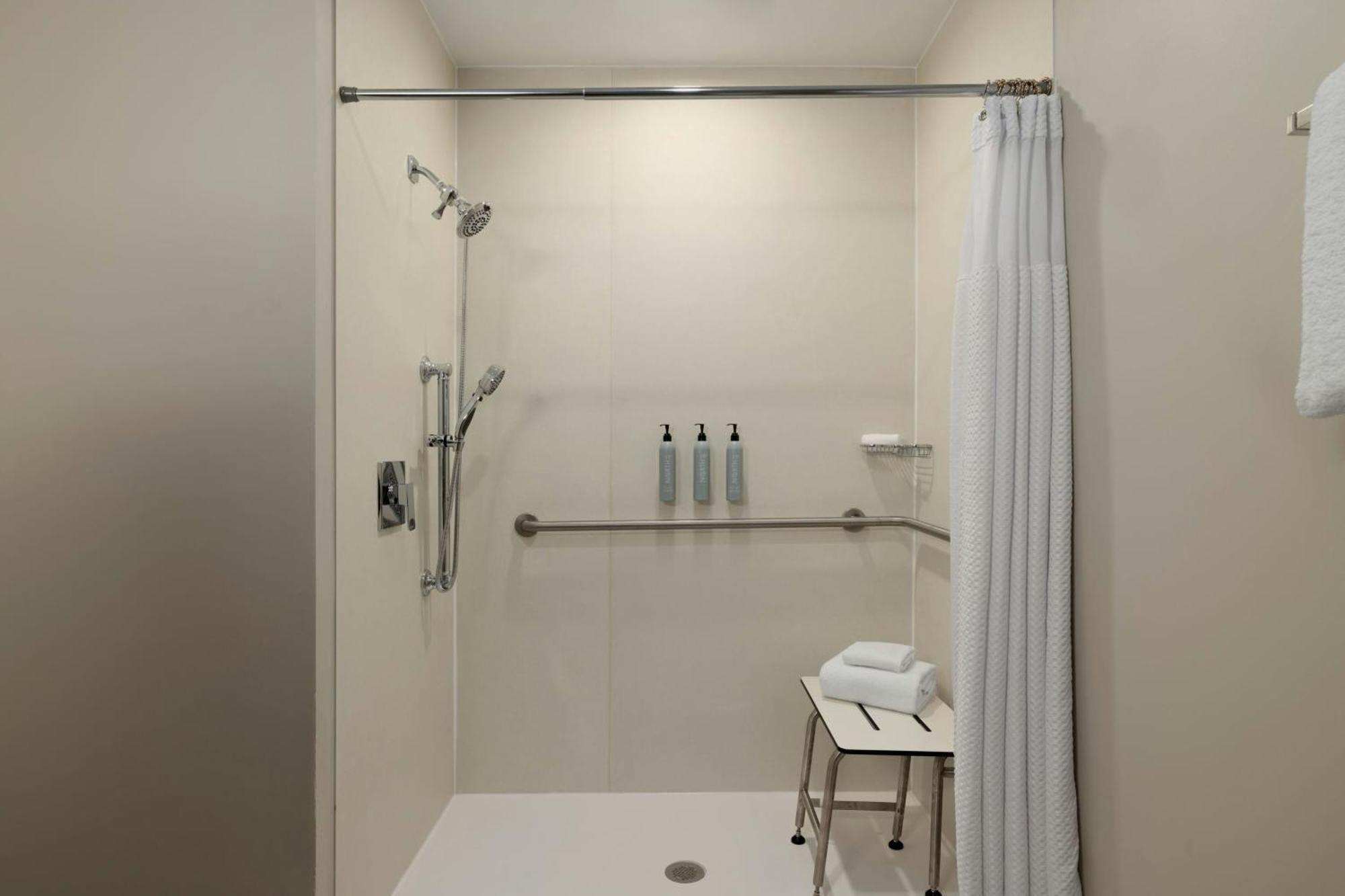 Courtyard Richmond Честер Экстерьер фото