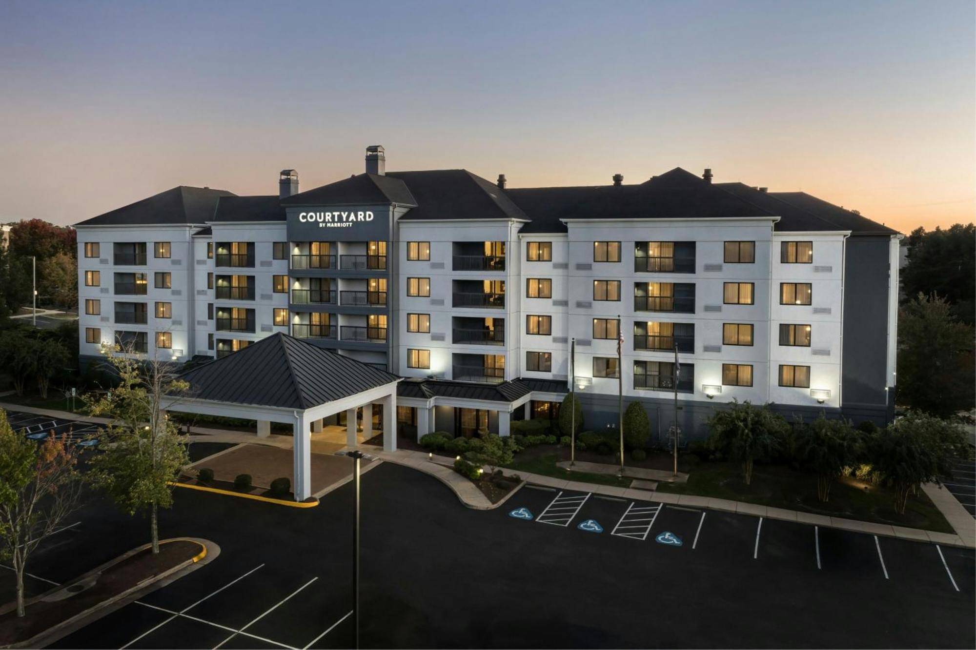 Courtyard Richmond Честер Экстерьер фото