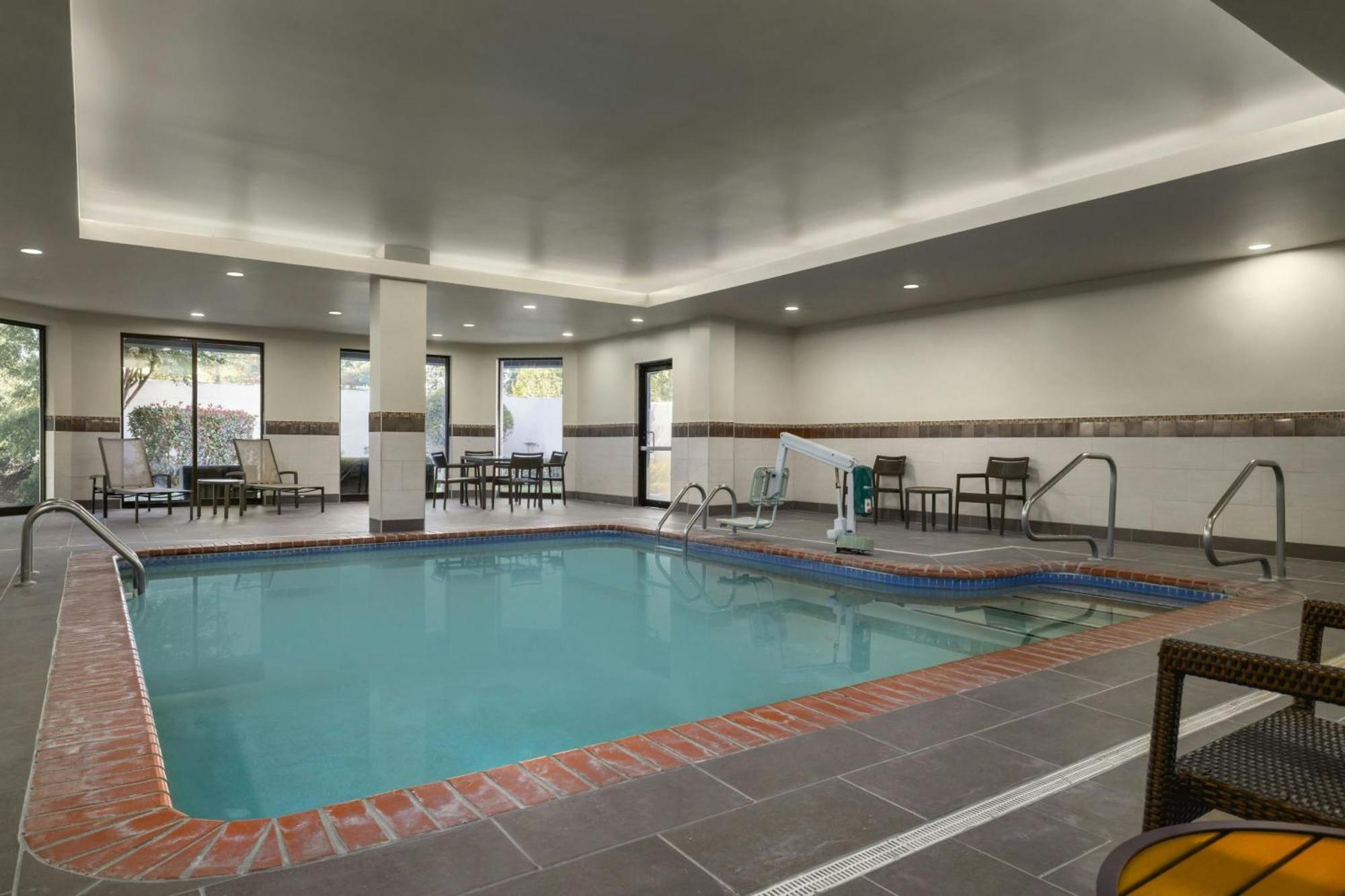 Courtyard Richmond Честер Экстерьер фото