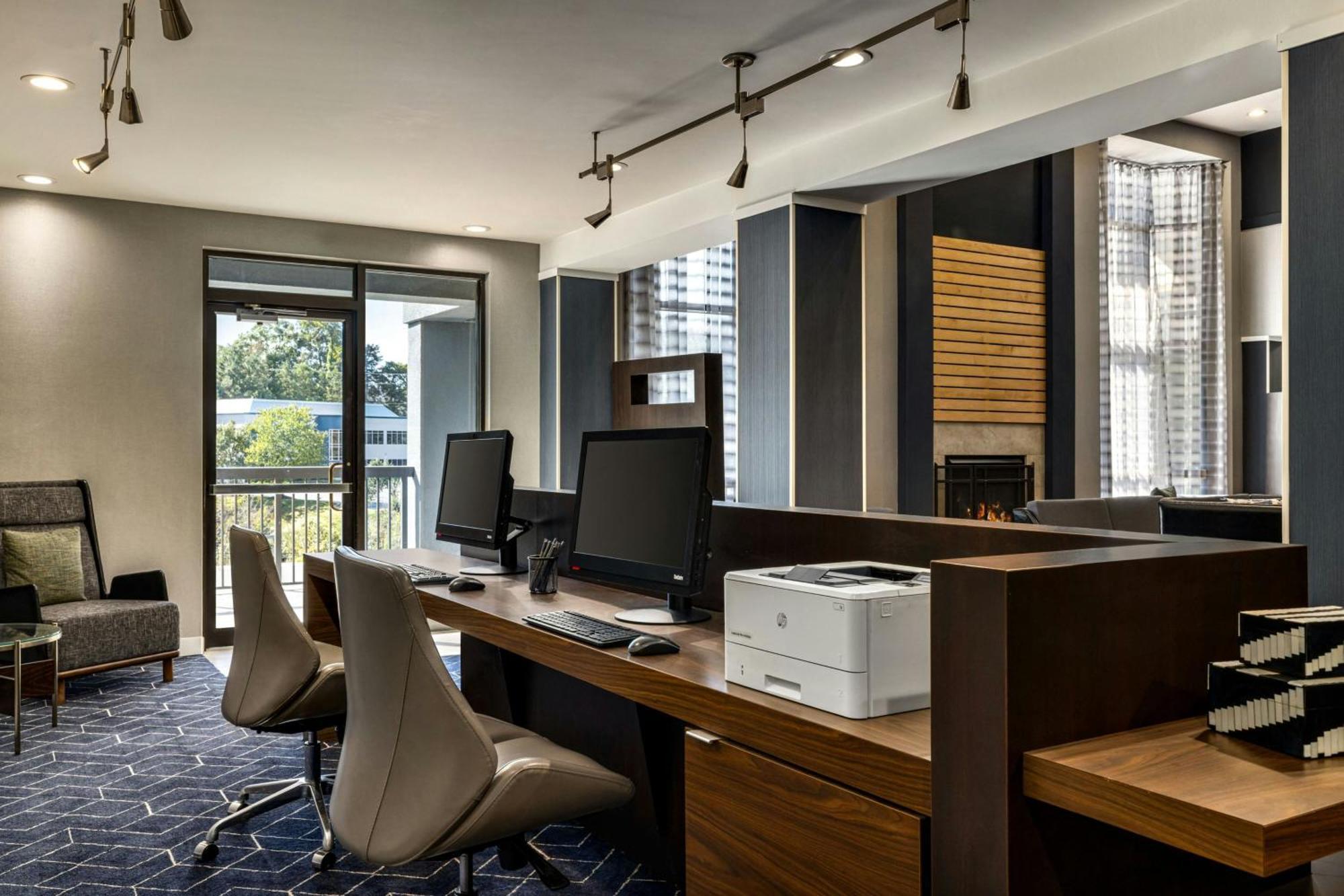 Courtyard Richmond Честер Экстерьер фото