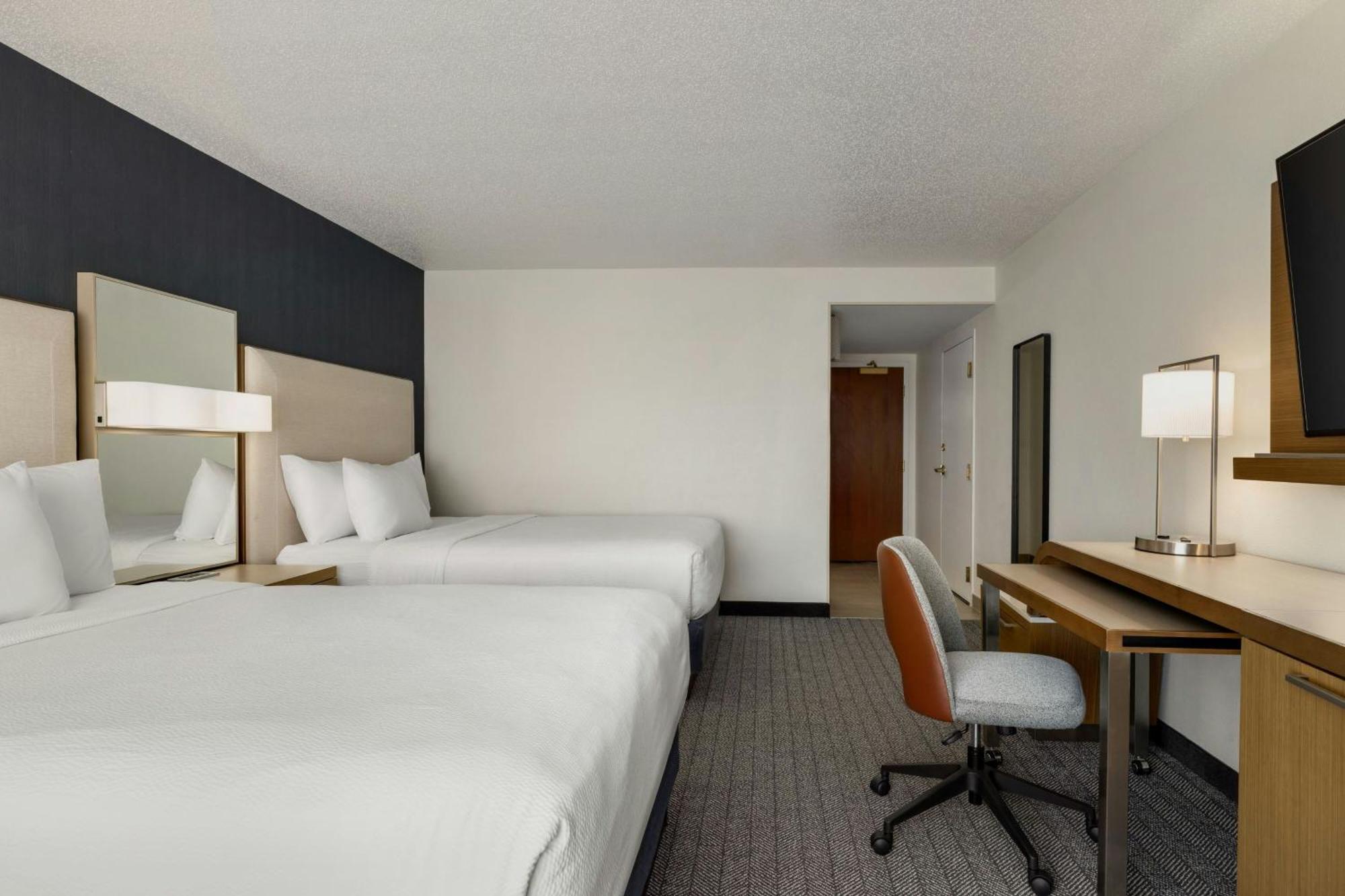 Courtyard Richmond Честер Экстерьер фото