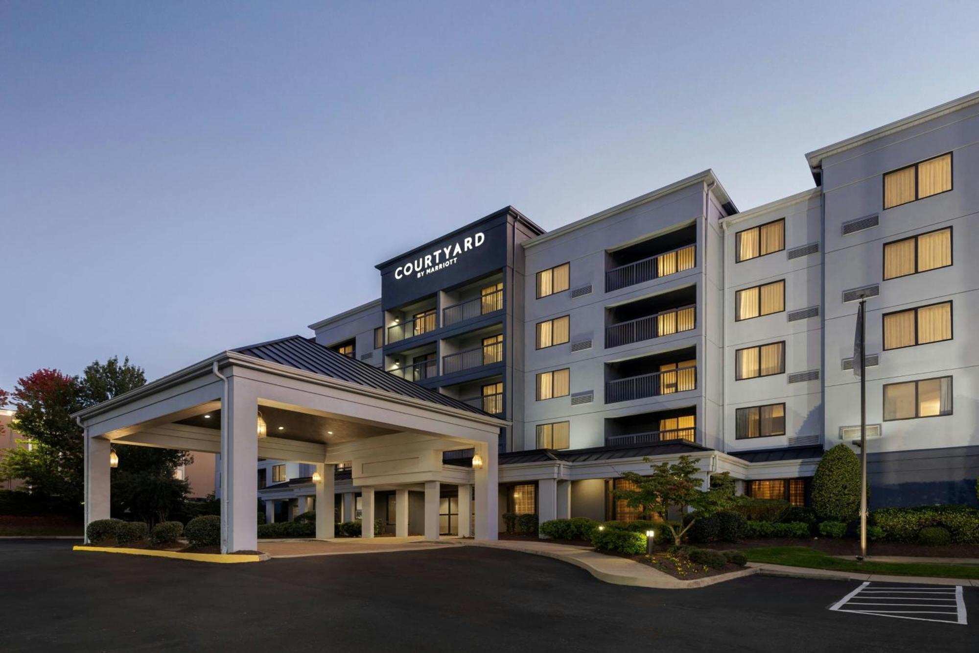 Courtyard Richmond Честер Экстерьер фото