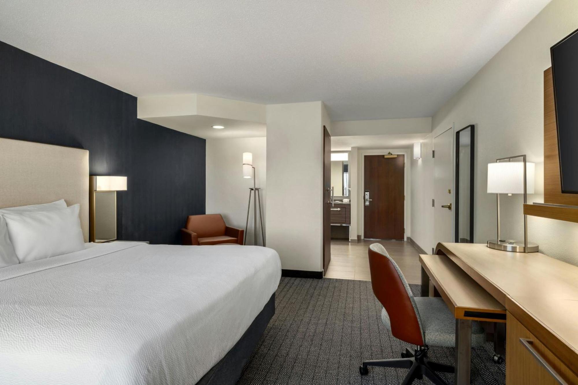 Courtyard Richmond Честер Экстерьер фото