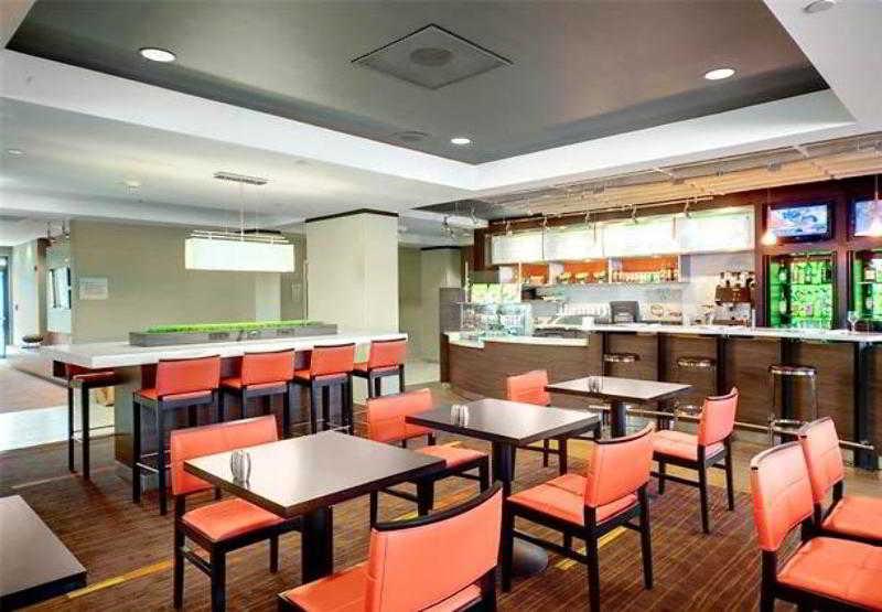 Courtyard Richmond Честер Ресторан фото