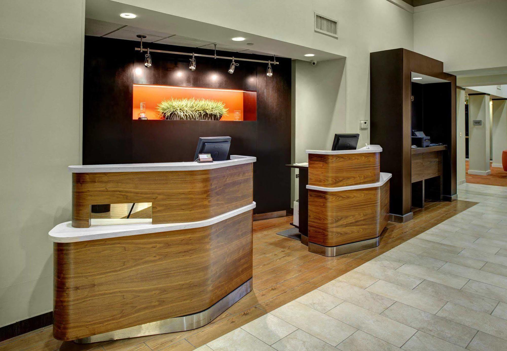 Courtyard Richmond Честер Экстерьер фото